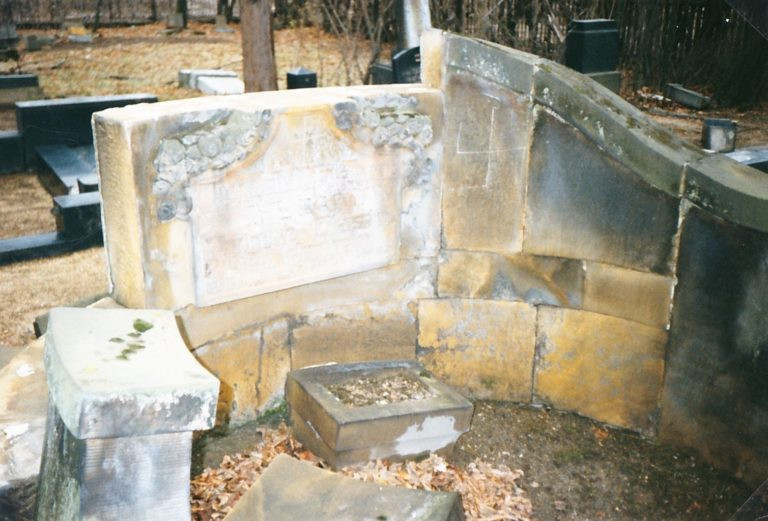 Zerstörte Grabsteine auf dem Zittauer jüdischen Friedhof, 1992 (Foto: Hillersche Villa)
